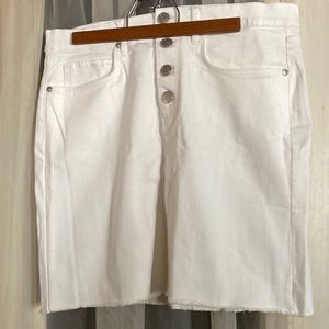 LOFT - NEVER WORN - White Jean Skirt w Four Button Close in Front - Size 6